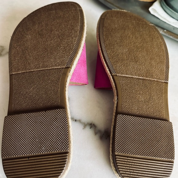 Women’s pink ultra suede flats NWOT - Picture 3 of 3